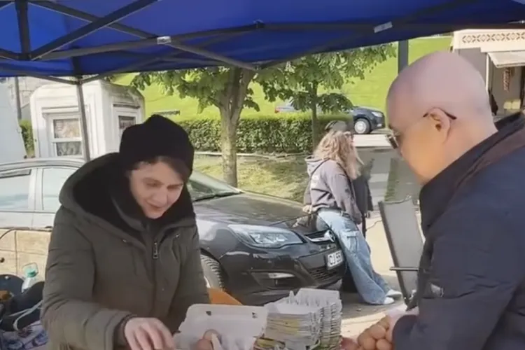 VIDEO. Emil Boc, la cumpărături în piața volantă de la Stadion: „Sunt peste 75 de producători. Găsiți telemea, brânză, ouă la prețuri accesibile”