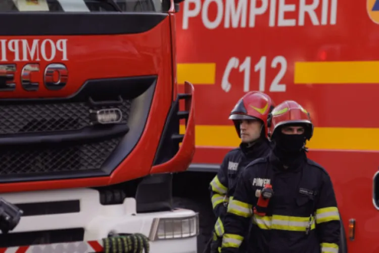 Alertă la o bancă din Cluj! Pompierii au mers de urgență după ce s-a declanșat alarma de incendiu. Toate persoanele, evacuate. De la ce a pornit dfocul