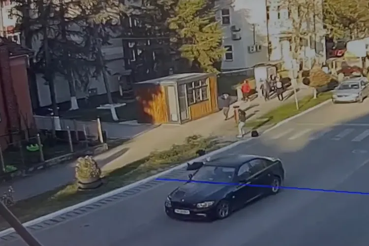 VIDEO. Momentul în care o elevă este lovită pe trecerea de pietoni în apropierea școlii. Reacția șoferiței care a lovit-o e de neînțeles. Imagini cu impact