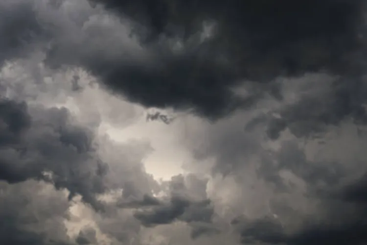 Vreme dată peste cap de înainte și de 1 Mai: Temperaturi aproape de îngheț, posibile precipitații și frig în Cluj și in țară. La munte va ninge