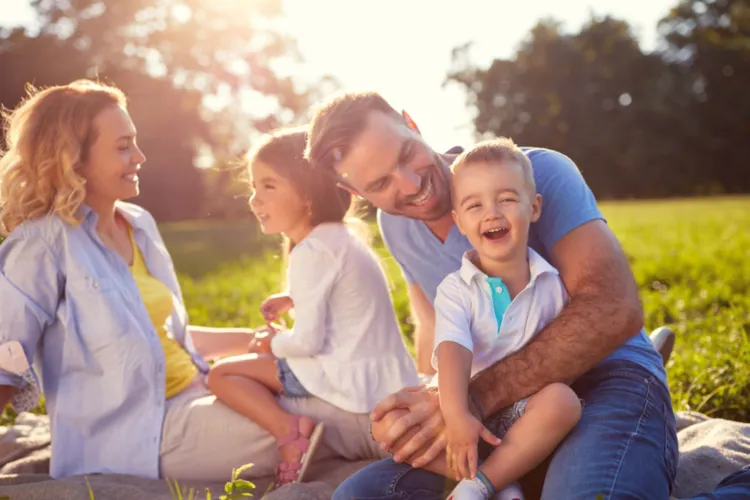 Românii se întorc acasă în număr tot mai mare! România devine din nou „acasă” pentru mii de familii și cer beneficii în țară