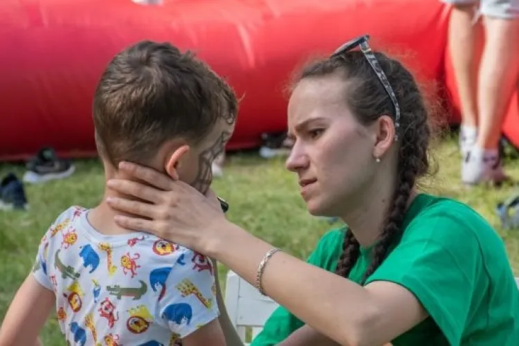 220 de copii din sistemul de protecție specială vor putea fi reintegrați în familii: CJ Cluj a aprobat un proiect de milioane de lei