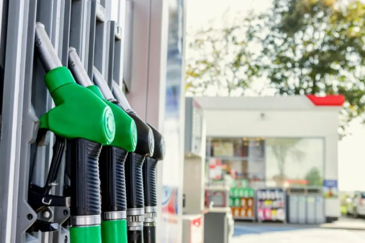 Benzinăriile rămân fără motorină pentru a cincea zi la rând în marile orașe. Unii fac stocuri cu canistre și lasă rezervoarele altora goale