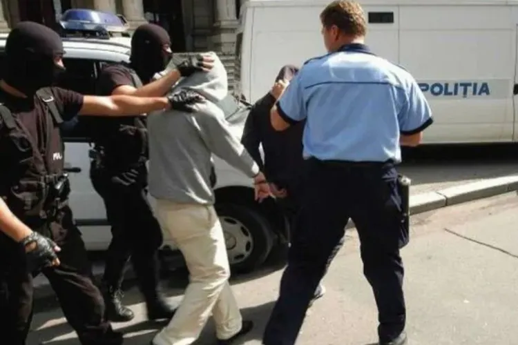 Au spart geamul și au golit rafturile cu alcool: Doi minori din Apahida ajung în arest după un furt calificat investigat de polițiștii clujeni