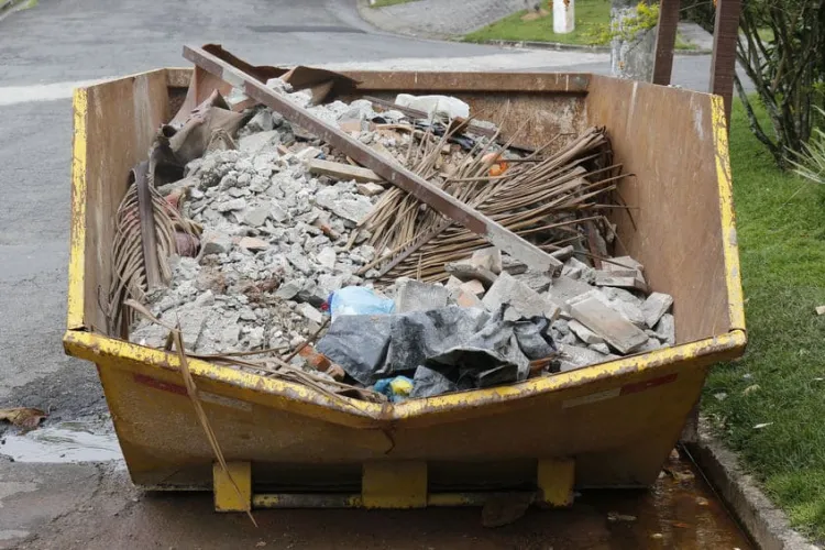 Moloz aruncat la drum, amendă cât un salariu bun! Doi bărbați din Cluj au aflat pe pielea lor cât costă lenevit cu demolările