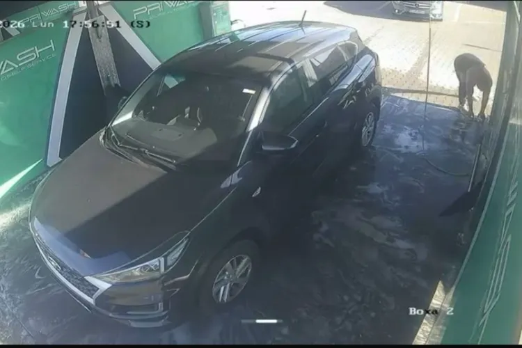 VIDEO. Incredibil la ce se coboară unii! Un clujean a furat jucăriile unui copil lăsate lângă mașină câteva secunde. Tatăl: „Gunoiule, adu mașinuțele!”