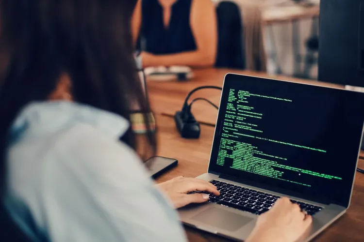 Vrei să lucrezi cu tehnologiile viitorului fără costuri uriașe? UBB aduc la Cluj un curs IT practic care te învață totul despre Open Source