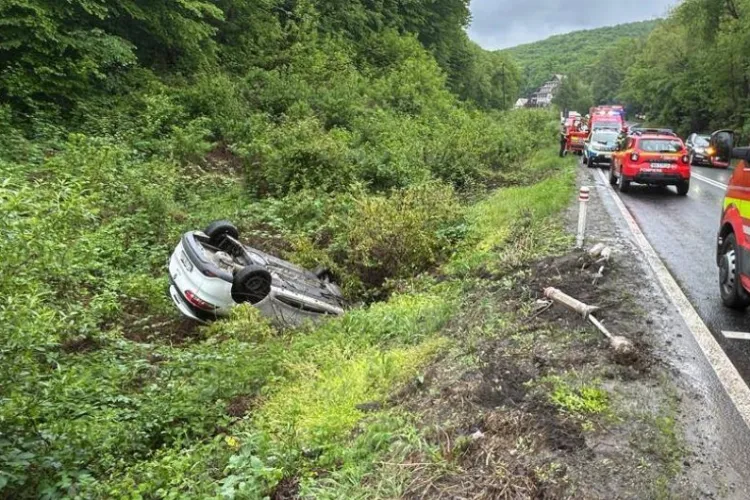 Un clujean de 25 de ani s-a răsturnat cu mașina în șanț. Doi tineri au fost transportați la urgență FOTO