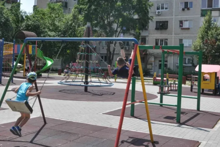 Scandal într-un parc din Cluj-Napoca! Mai mulți adolescenți „au confiscat” locul de joacă destinat celor mici: „Au avut un comportament nepotrivit”