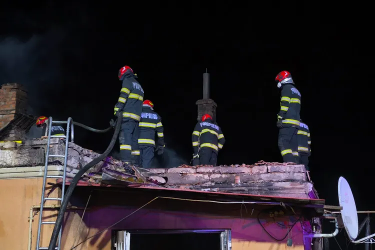 VIDEO. Tragedie azi-noapte pentru o familie de clujeni! Un incendiu le-a distrus tot: casa, anexele, garajul și două mașini au ars