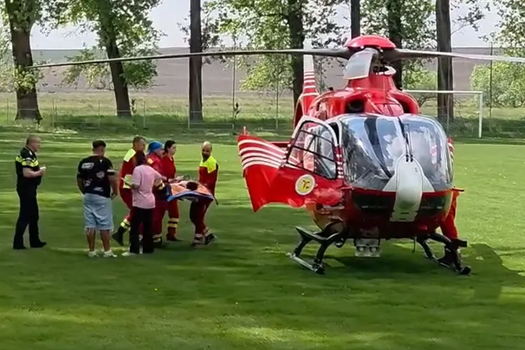 VIDEO. Nu mai sunt în siguranță copiii noștri? Un elev de 12 ani a fost înjunghiat de cinci ori de un coleg. A fost chemat elicopterul SMURD
