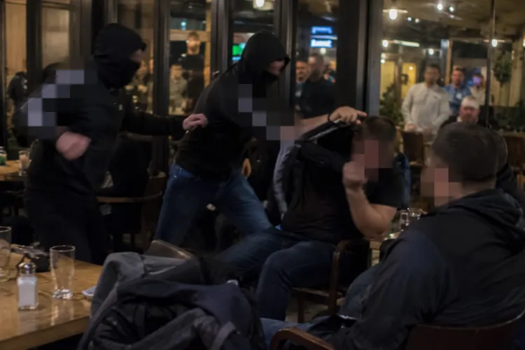 Atac mascat într-un local din Piața Unirii, Cluj. Doi suporteri cu fețele acoperite au atacat alți doi pentru a le fura fularele. Pe unul l-au lovit în cap