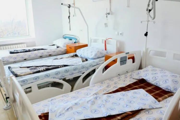 Mai puține paturi în spitale, dar mai multă eficiență? Planul Guvernului vrea să schimbe radical modul în care românii vor fi tratați până în 2028