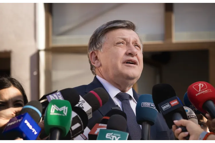 Fostul candidat la prezidențiale Crin Antonescu, derapaj la adresa celor care îl înjură: „Sunteți idioți reali cu minte puțină și ură enormă”