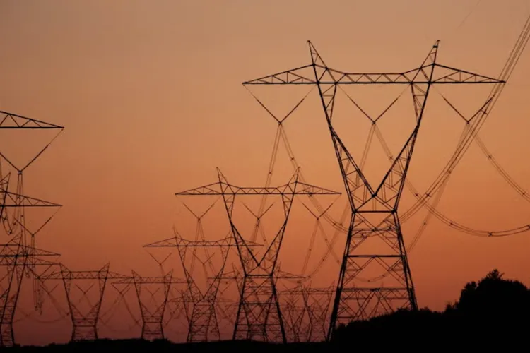 România vinde curent la 50 euro și îl cumpără înapoi la 250: De ce plătim noi scump pentru energia pe care am produs-o deja: „Fără stocare suficientă”