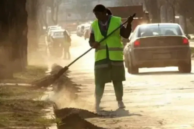 Copiii respiră praf zilnic! Revoltă pe o stradă din Cluj-Napoca. Oamenii cer asfalt urgent