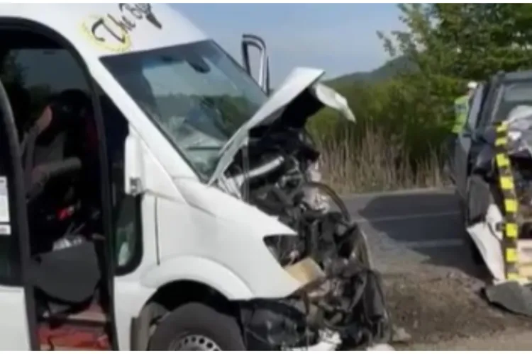 Accident grav între un microbuz și un autoturism, unde 13 persoane au fost rănite! A fost activat Planul Roșu de Intervenție