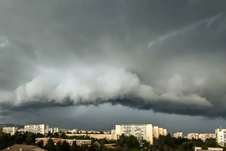 Vine prăpădul peste România! ANM anunță furtuni, grindină, vijelii și o răcire bruscă a vremii în aproape toată țara. COD GALBEN în Cluj