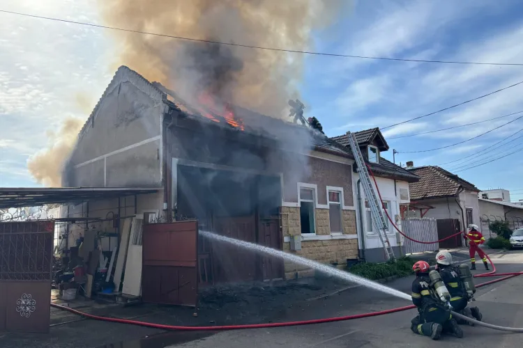 Incendiu de amploare în Cluj-Napoca: O familie a rămas fără casă, garaj și mașină. Un bărbat a făcut atac de panică, după ce toate s-au făcut scrum 