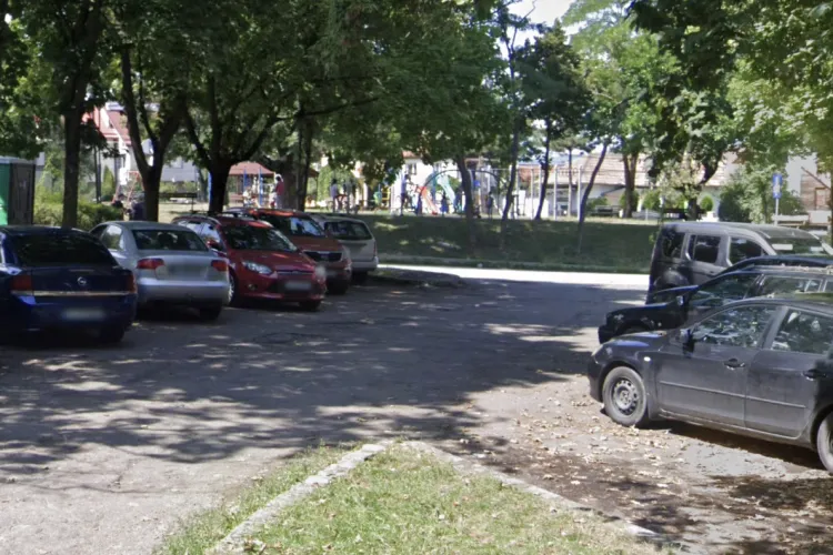 Parcarea Parcului Cetățuia din Cluj, luată cu asalt de mașini abandonate! Părinții cu copii nu mai au unde să oprească: „A devenit cimitir!