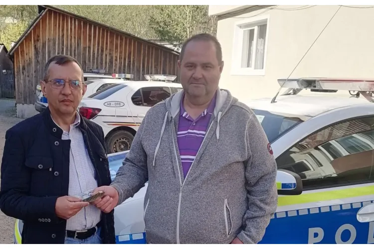 Gest rar de omenie! Un bărbat a găsit peste 21.000 de lei pe stradă și i-a dus direct la Poliție: „Un gest care merită apreciat”