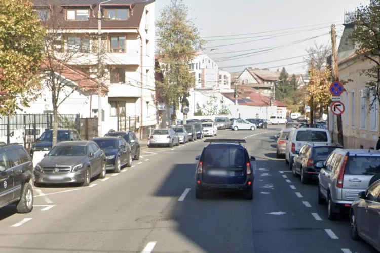 Haos pe o stradă din Cluj: mașinile au ocupat trotuarele, inclusiv la trecerile de pietoni. „E pericol în fiecare zi!