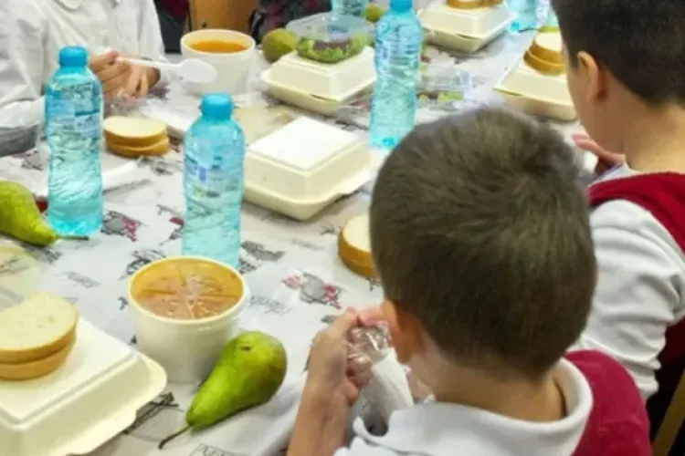 Peste 16.000 de copii din Cluj vor primi zilnic o masă caldă în școli! Programul „Masă Sănătoasă” continuă în 54 de școli din județ