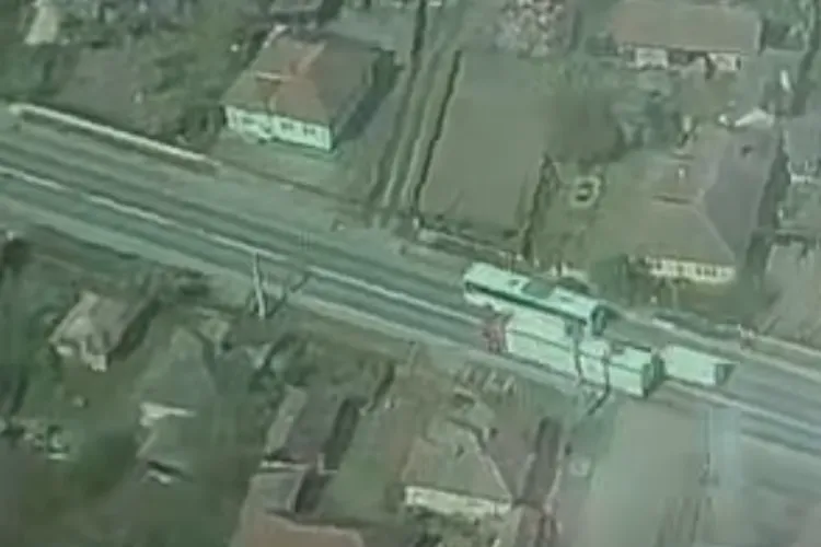 VIDEO. Șofer de TIR filmat de polițiștii clujeni din elicopter încâlcând „tot” Codul Rutier în timpul unei depășiri riscante: A bifat pe rând abaterile!