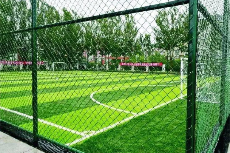 Coșmarul de seară al unui străzi din Cluj: O echipă de fotbal urlă pe terenul sintetic până seara târziu, iar vecinii au ajuns la capătul răbdării