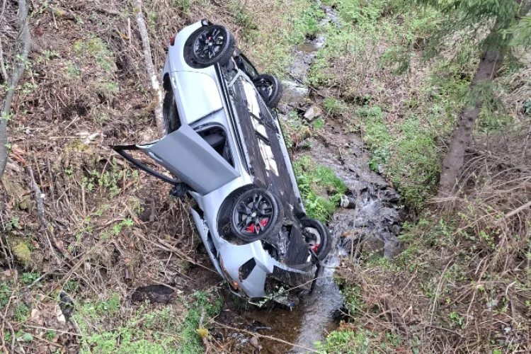 Accident grav în Cluj! Un autoturism s-a răsturnat într-o râpă de patru metri! Un tânăr de 20 de ani a rămas încarcerat FOTO 