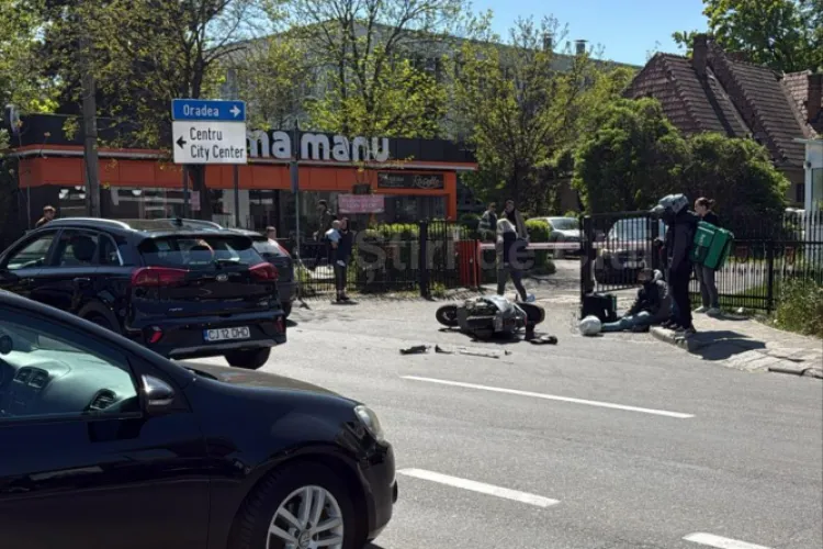 Accident în Cluj-Napoca, în urmă cu puțin timp, pe strada Republicii. Un livrator pe scuter a fost lovit. Trafic îngreunat, se circulă pe o bandă