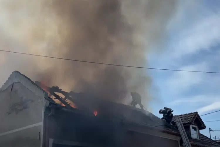 VIDEO. Imagini impresionante: Pompierii clujeni au intrat printre flăcări și au salvat doi soți rămași în casă. Oamenii au rămas fără casă, garaj, mașină