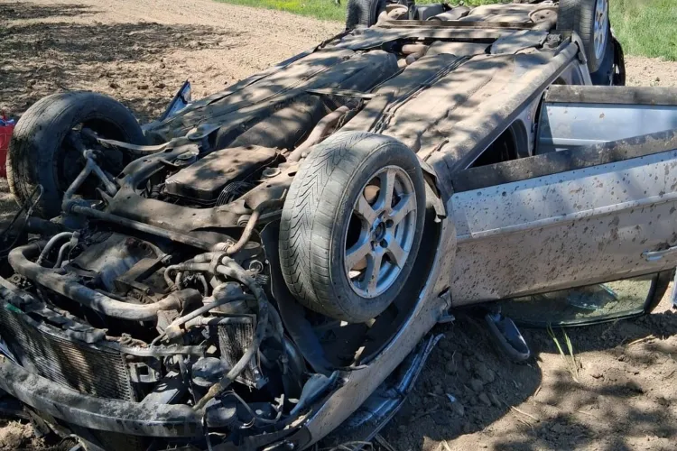 FOTO. Mașină răsturnată pe un drum comunal din Cluj. O autospecială cu modul de descarcerare a fost trimisă la fața locului 