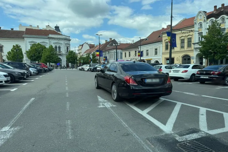 Parcare „sfidătoare” în Cluj-Napoca! Un șofer și-a lăsat mașina chiar în mijlocul parcării 