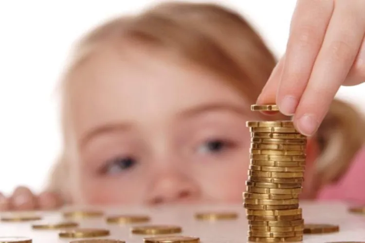 Alocația copiilor, schimbată din temelii: Doar 100 de lei garantați, restul banilor vin dacă elevii merg la școală și au nota 10 la purtare