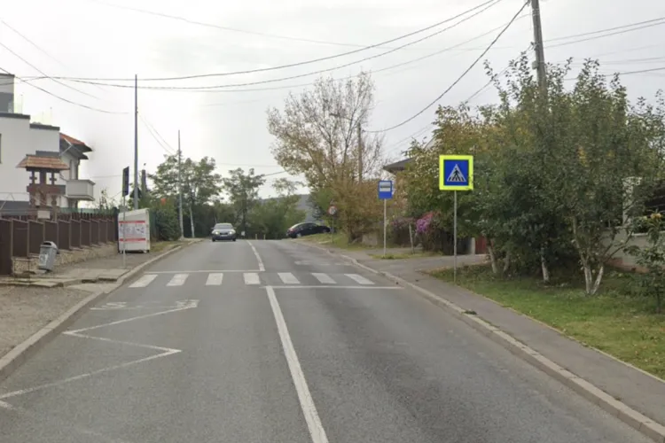 Pericol ignorat în Cluj-Napoca: Trecere de pietoni invizibilă lângă o biserică, indicatorul blocat de autobuze: „Posibile accidente în fiecare dimineață”