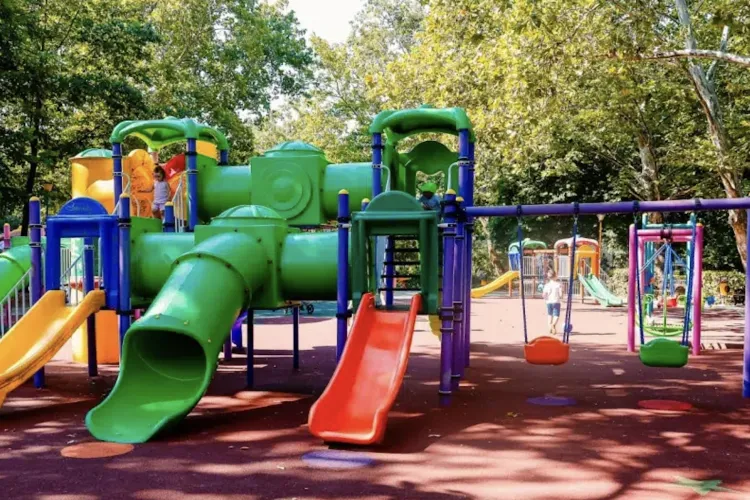 Pericol ascuns într-un parc de copii din Cluj! Micuții se joacă printre echipamente rupte și sticle aruncate pe jos: „E incredibil de periculos!”