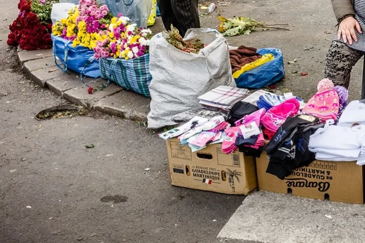 Comerț ilegal cu flori, în văzul tuturor, într-un cartier din Cluj: „Noi plătim impozite și rate. Ei fac 6.000 de euro pe lună și nu dau niciun leu