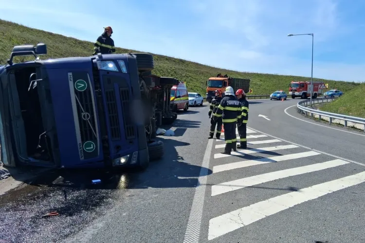 Un TIR s-a răsturnat spectaculos în Cluj: Pompierii au intervenit de urgență pentru a-l ajuta pe șoferul care a scăpat ca prin minune fără răni grave