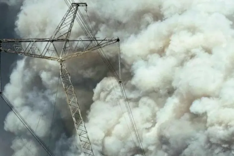 Coșmarul Cernobîl revine? Un incendiu uriaș a izbucnit după prăbușirea unei drone. Autoritățile din România monitorizează norul de fum radioactiv