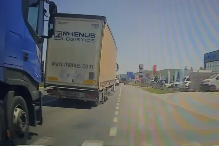 VIDEO. Scenă de infarct pentru un șofer clujean: A fost „înghesuit” de două TIR-uri la ieșirea din Cluj-Napoca, care aproape l-au scos de pe drum!