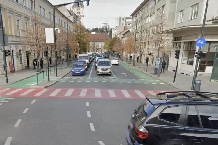 Zgomot infernal pe o stradă din Cluj: Un capac de canal „dansează” la fiecare mașină, dar nimeni nu se grăbește să rezolve problema