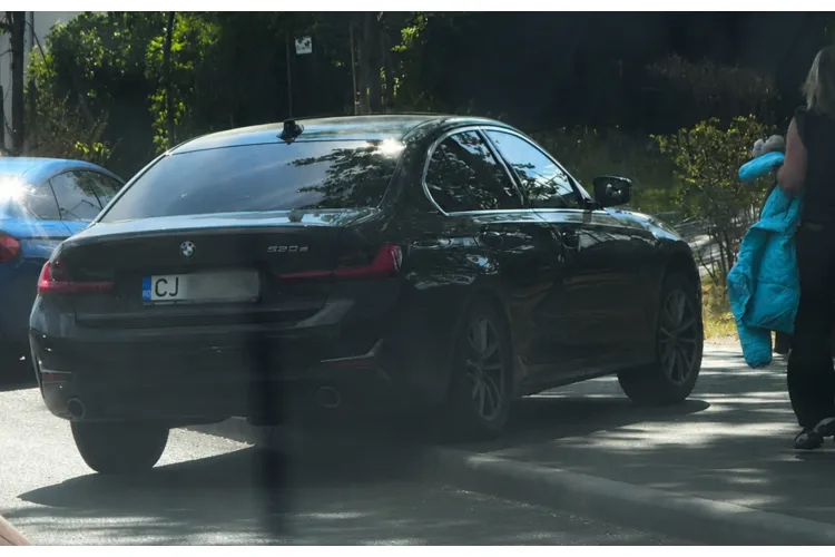 Șofer de BMW, „șef” peste trotuar! Pietonii au fost obligați să ocolească mașina. Unde-i drona lui Boc?  FOTO