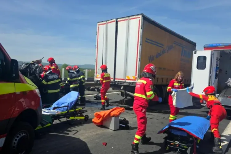 Accident grav pe autostradă! Traficul este blocat total, iar la fața locului a intervenit elicopterul SMURD. O persoană a rămas încarcerată