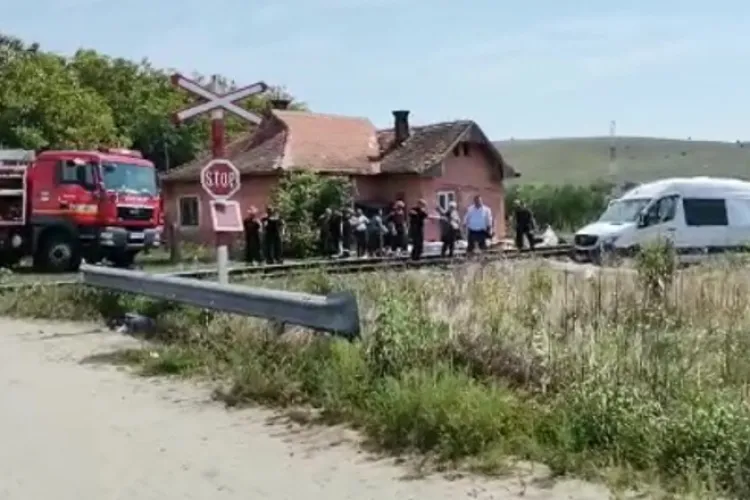 Tragedie pe calea ferată în Cluj: Microbuz lovit de tren după ce șoferul stătea pe telefon: Doi oameni au murit, dintre care o minoră: Ce pedeapsă a primit