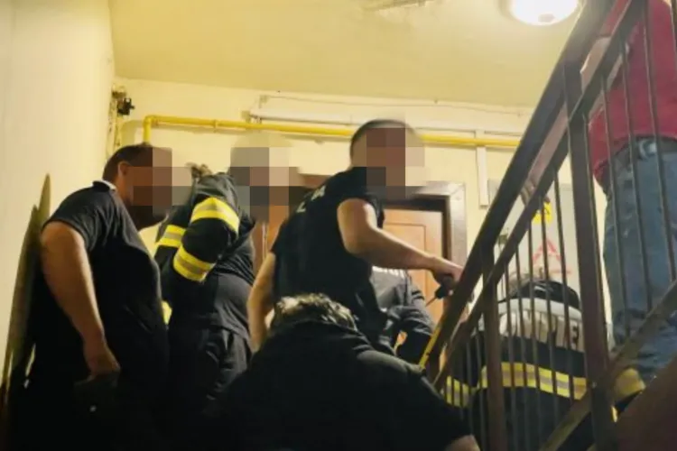 VIDEO. Intervenție de urgență în Florești: O clujeancă de 36 de ani amenința pe balcon că se sinucide.  A fost dusă la psihiatrie