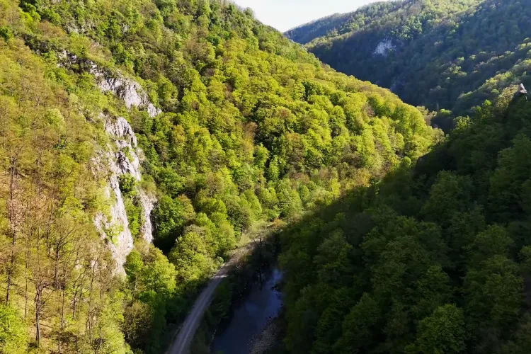 Încep lucrările după doi ani de blocaj, în cel mai dificil sector al căii ferate Cluj–Oradea. Presiunea pe constructori e imensă, se pot pierde banii PNRR