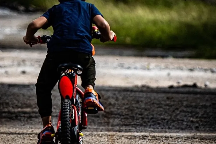 Un copil din Cluj a fost lovit de o mașină în timp ce mergea pe bicicletă: „Șoferița nici măcar nu a oprit să întrebe dacă e bine