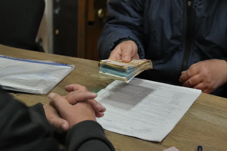 Caz incredibil ajuns în tribunal: Un bărbat a dat aproape o sută de mii de euro ca să „scoată dracii” din nevasta-sa: Primea mesaje de la forța „Bau”
