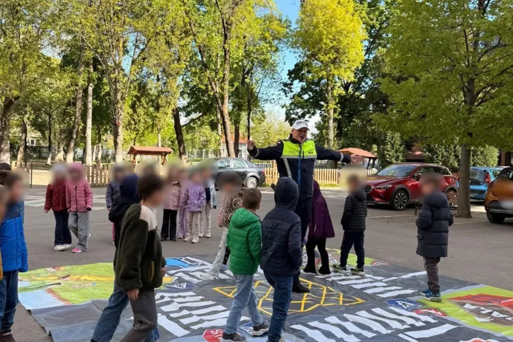 Scene neobișnuite la un liceu din Cluj: Polițiștii au intrat în clase și i-au învățat pe elevi cum să nu-și riște viața în trafic!